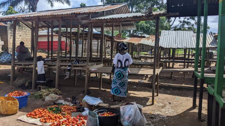 Beni: Kule Vihumbira Cadet livre un lot des tôles pour la construction du marché « Mayangose » à Boikene