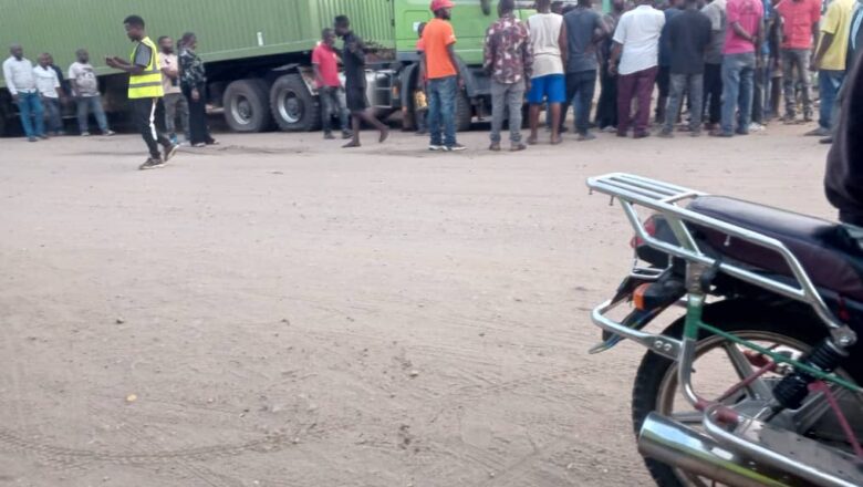 Blocage de 3 véhicules en destination de la RDC par l’Ouganda : Les manutentionnaires du marché local de Kasindi lancent la grève !