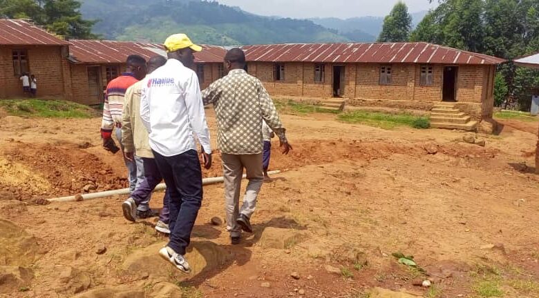Lubero : Le député Kakule Vwira appuie trois écoles et deux églises à Kasugho